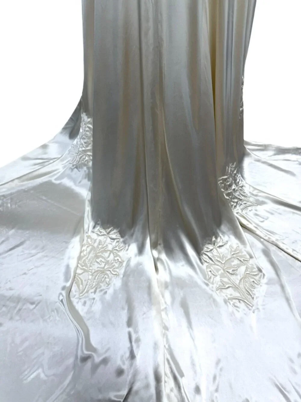 1930s Art Deco liquid satin wedding gown with trapunto embroidery and cathedral - Picture 6 of 16